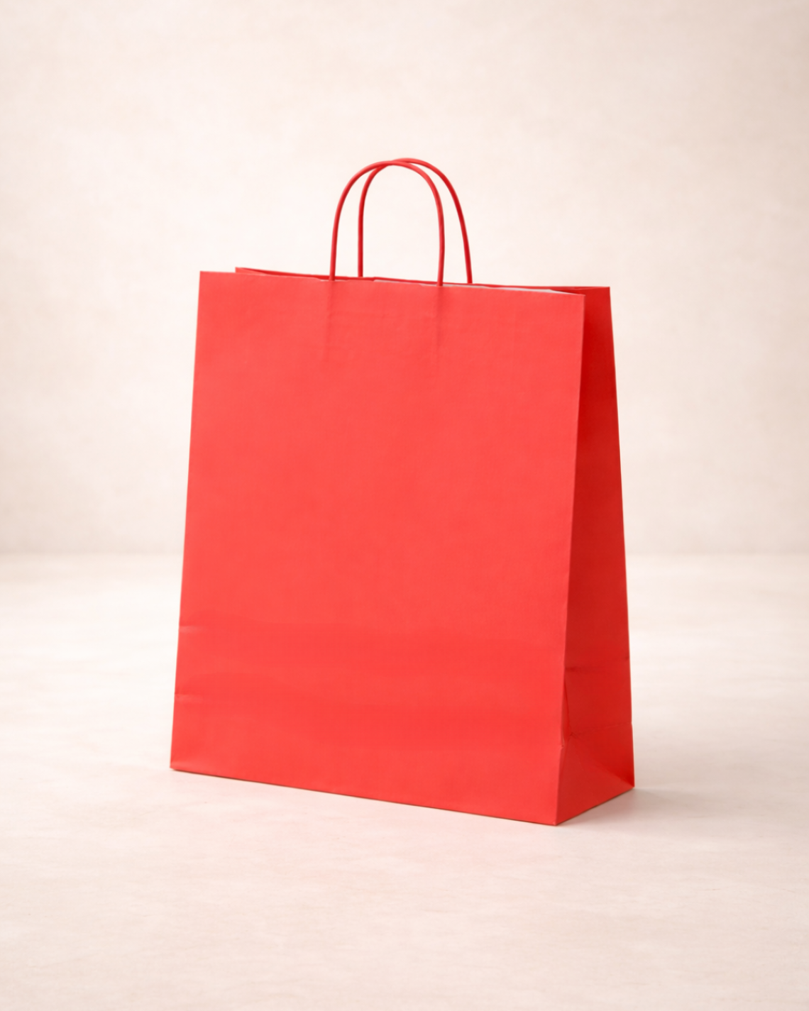 Bolsa de papel de color rojo en primer plano