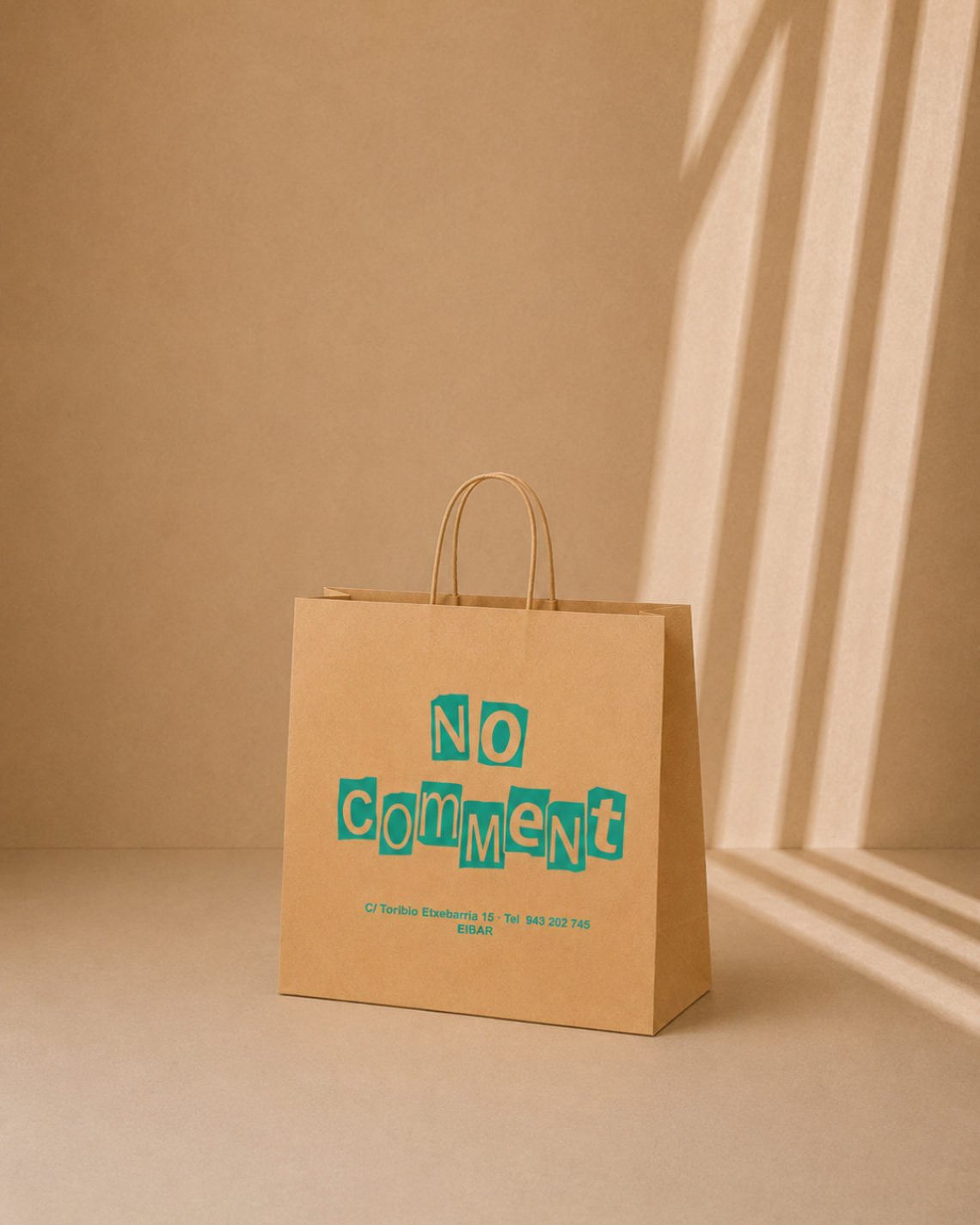Bolsas de papel apaisadas sujetadas por una mujer