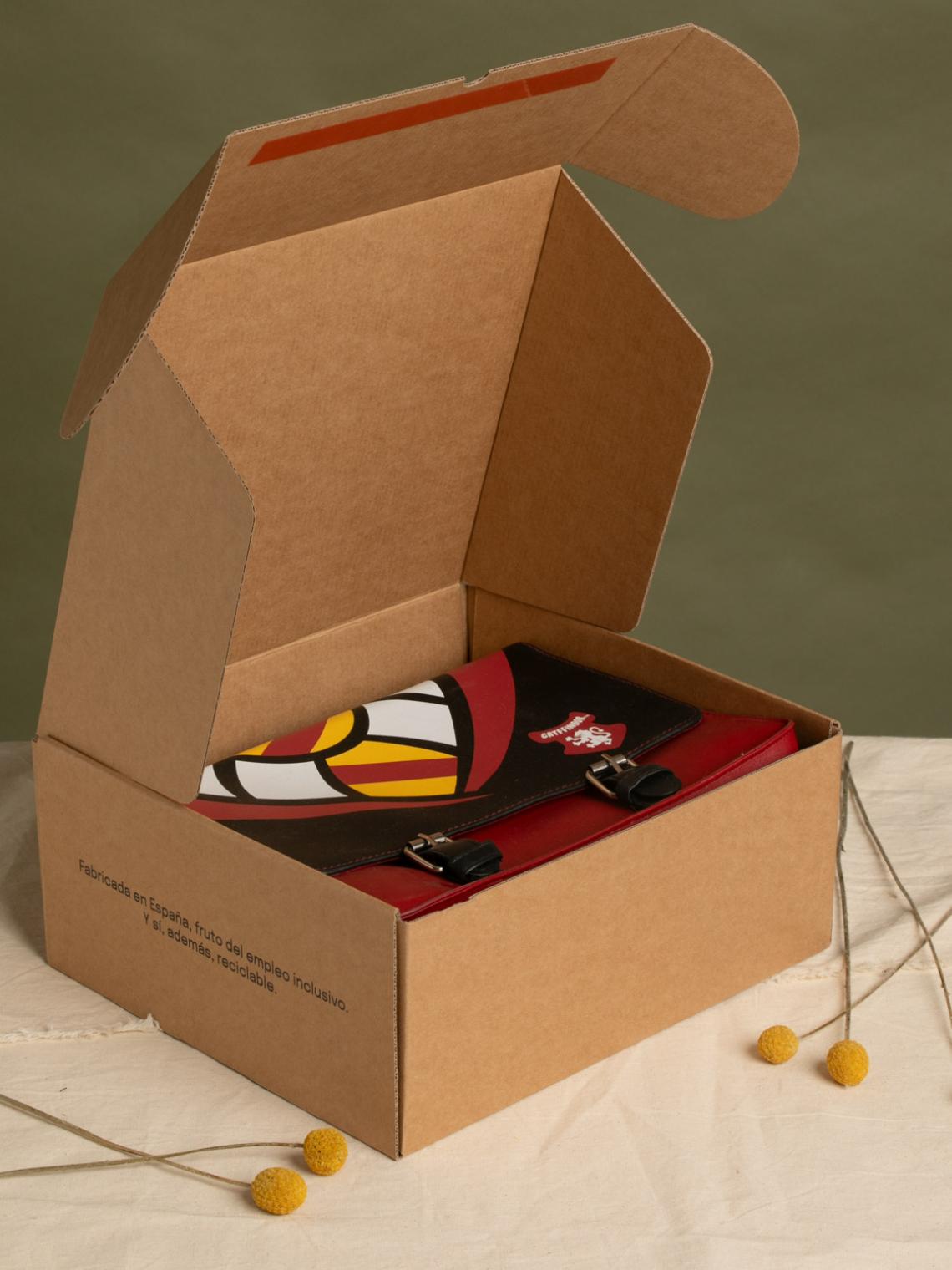 Caja de cartón ecommerce abierta con productos