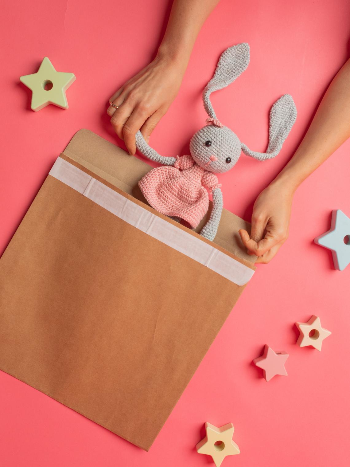 Sobres de papel kraft que tiene un peluche en su interior