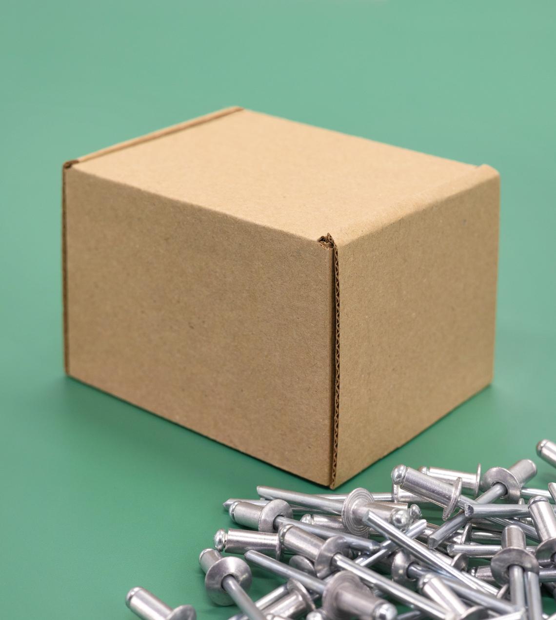 Cajas de cartón con tornillos
