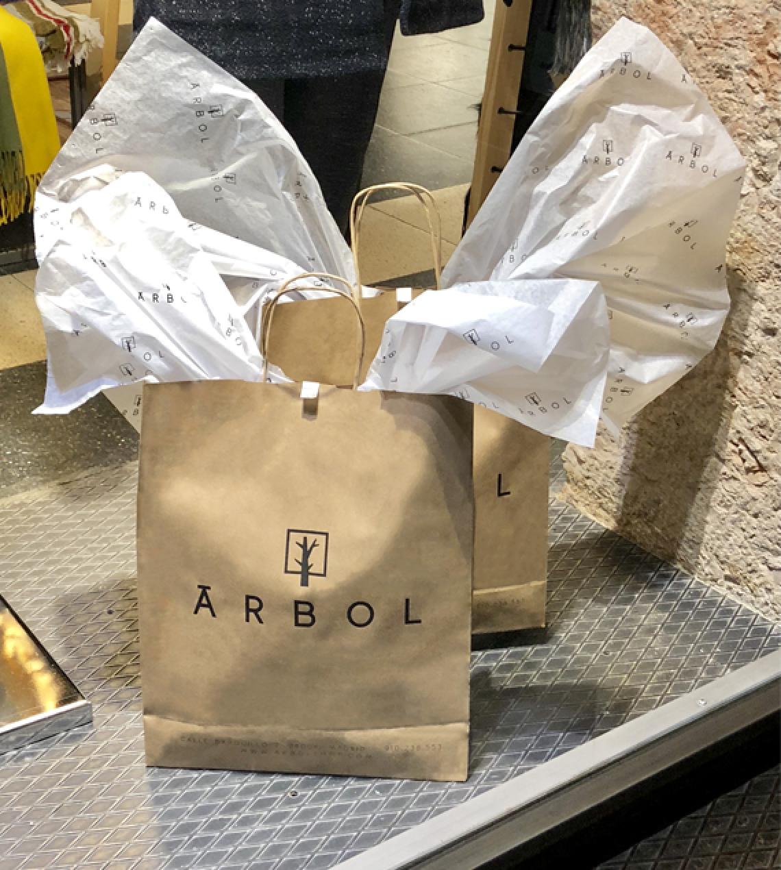 Bolsas de papel medianas con asas rizadas impresas