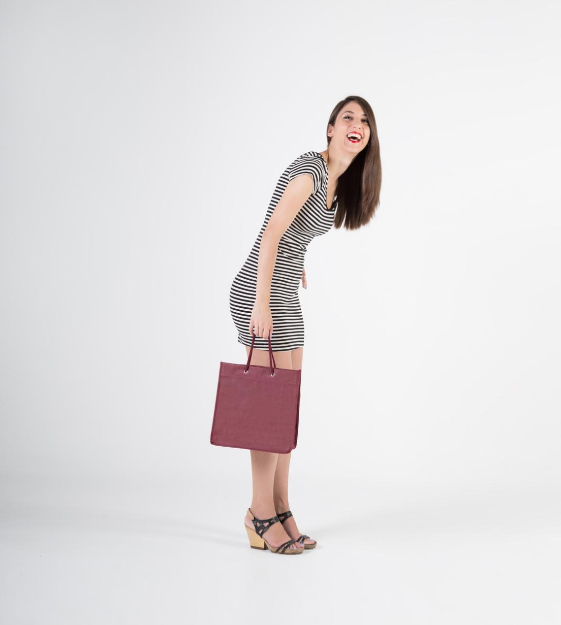 Bolsas tela asas algodón cosidas sujetadas por una mujer