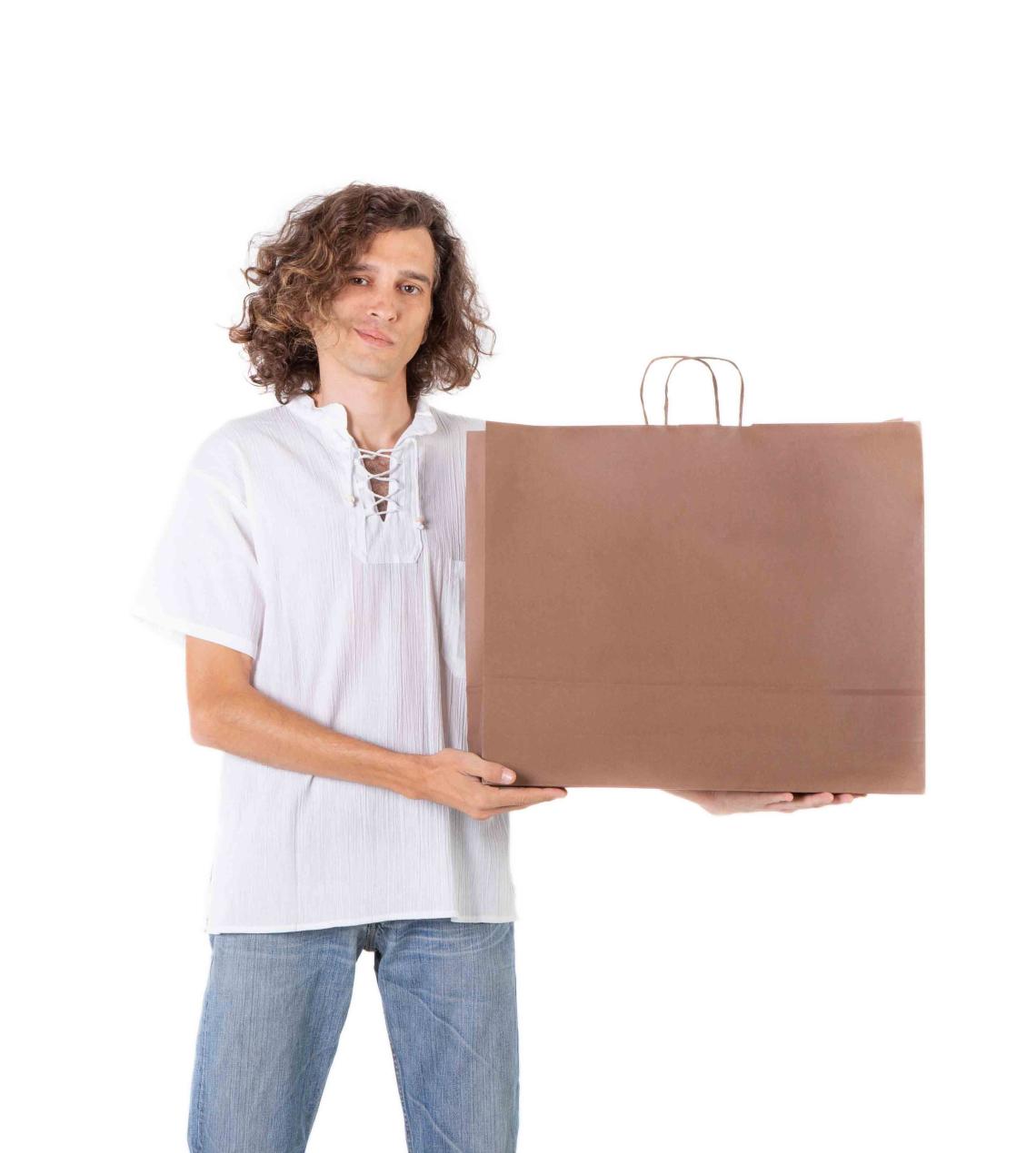 Bolsas de papel grandes de papel junto a un hombre
