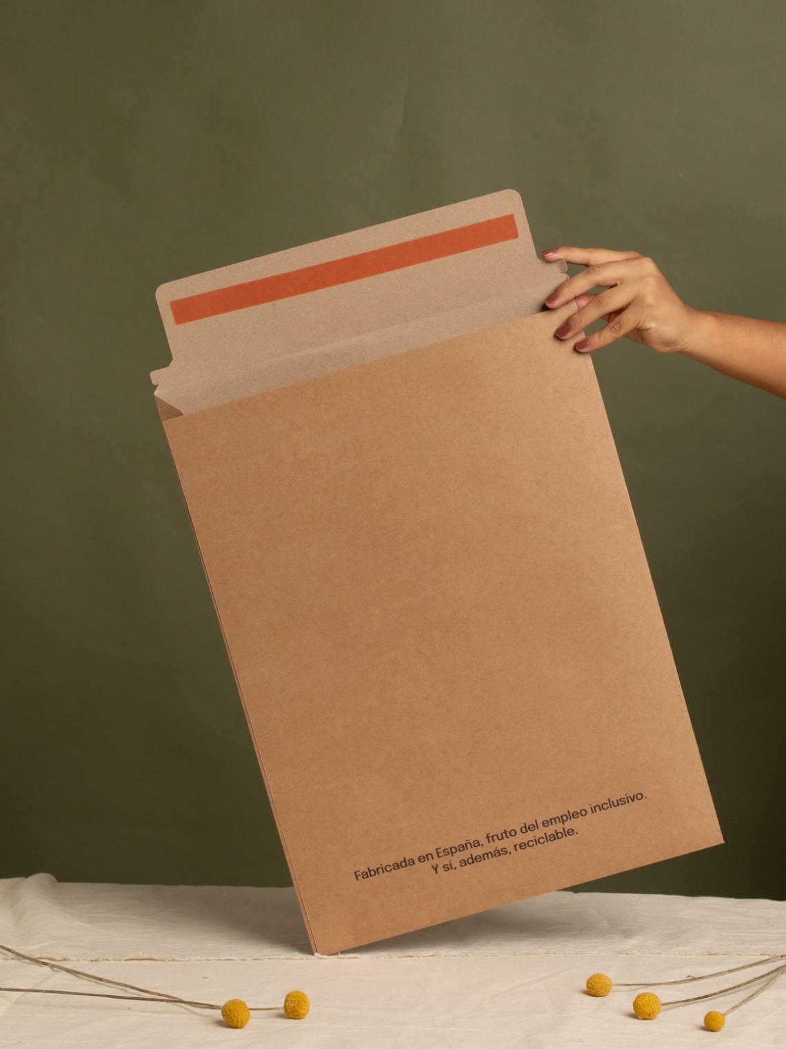 Detalle del sobre kraft grande con cierre adhesivo | Bolsalea Mano mostrando el cierre adhesivo de un sobre kraft grande fabricado en España por Bolsalea. Embalaje reciclable con impacto social e inclusivo.