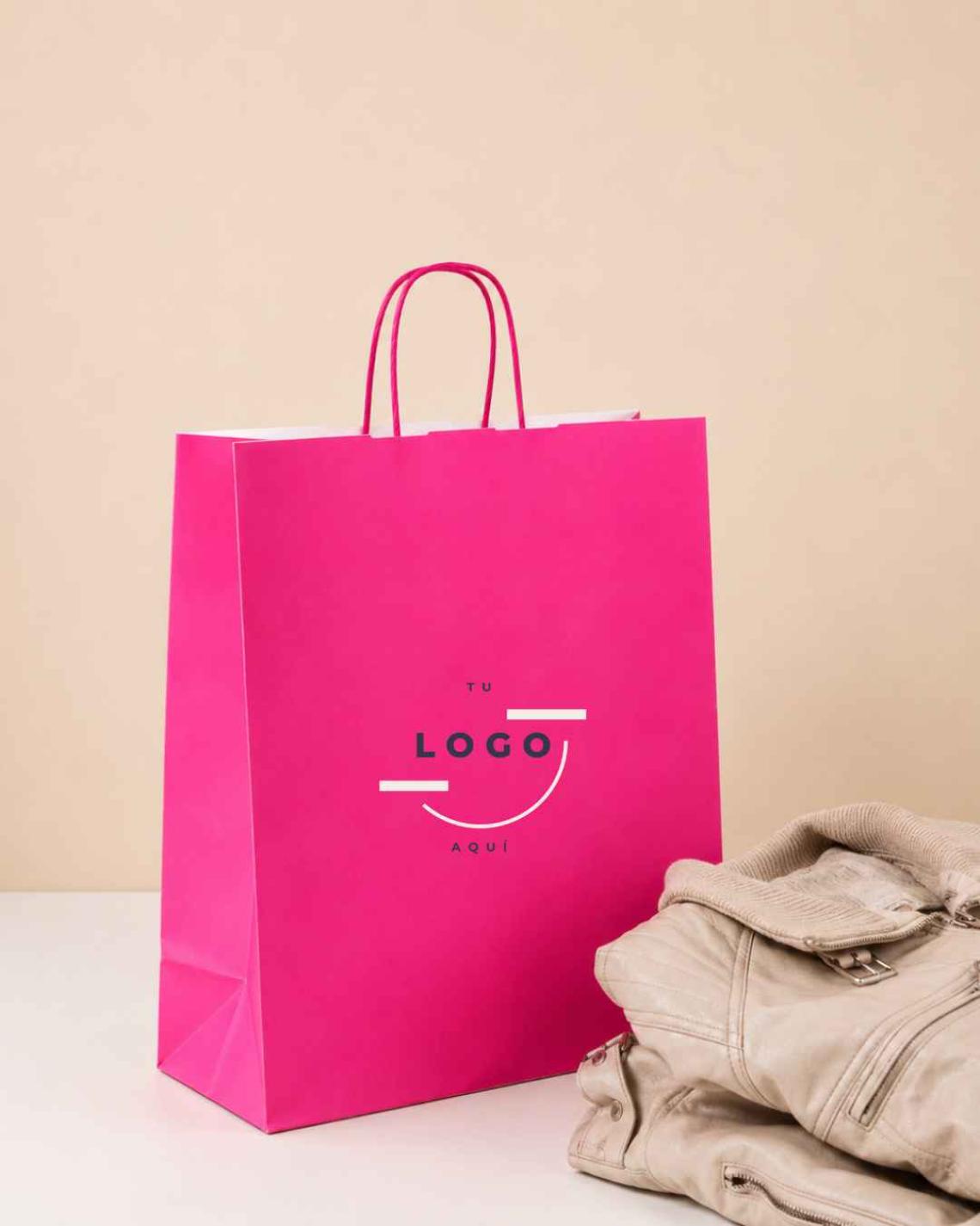 Mujer sostiene bolsa de papel de color fucsia