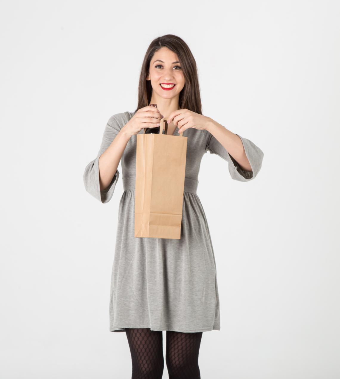 Bolsas de papel kraft con una botella de vino