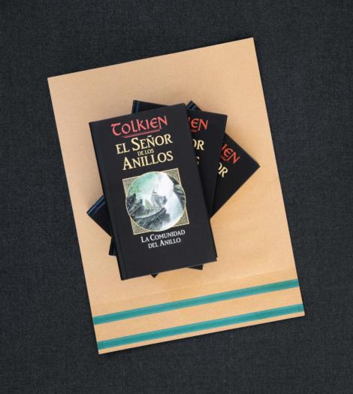 Sobres de papel con unos libros