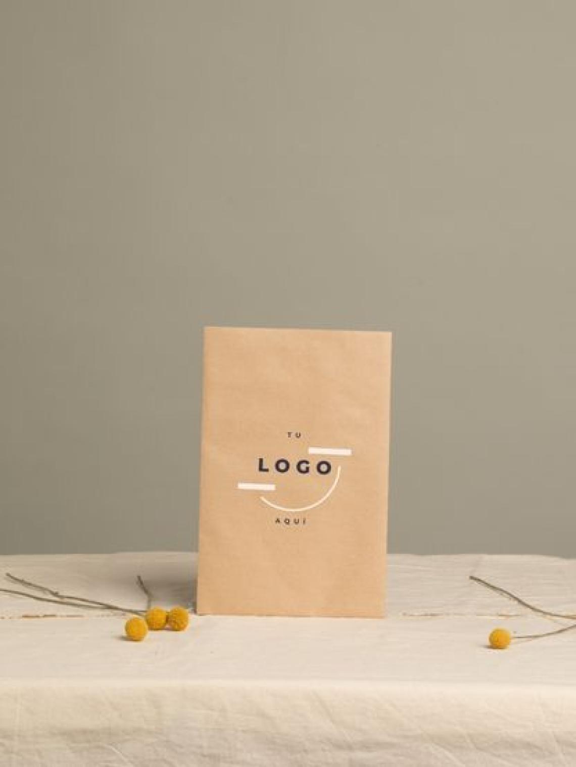 Sobre de papel kraft reciclable con espacio para logotipo, elaborado en España con producción inclusiva