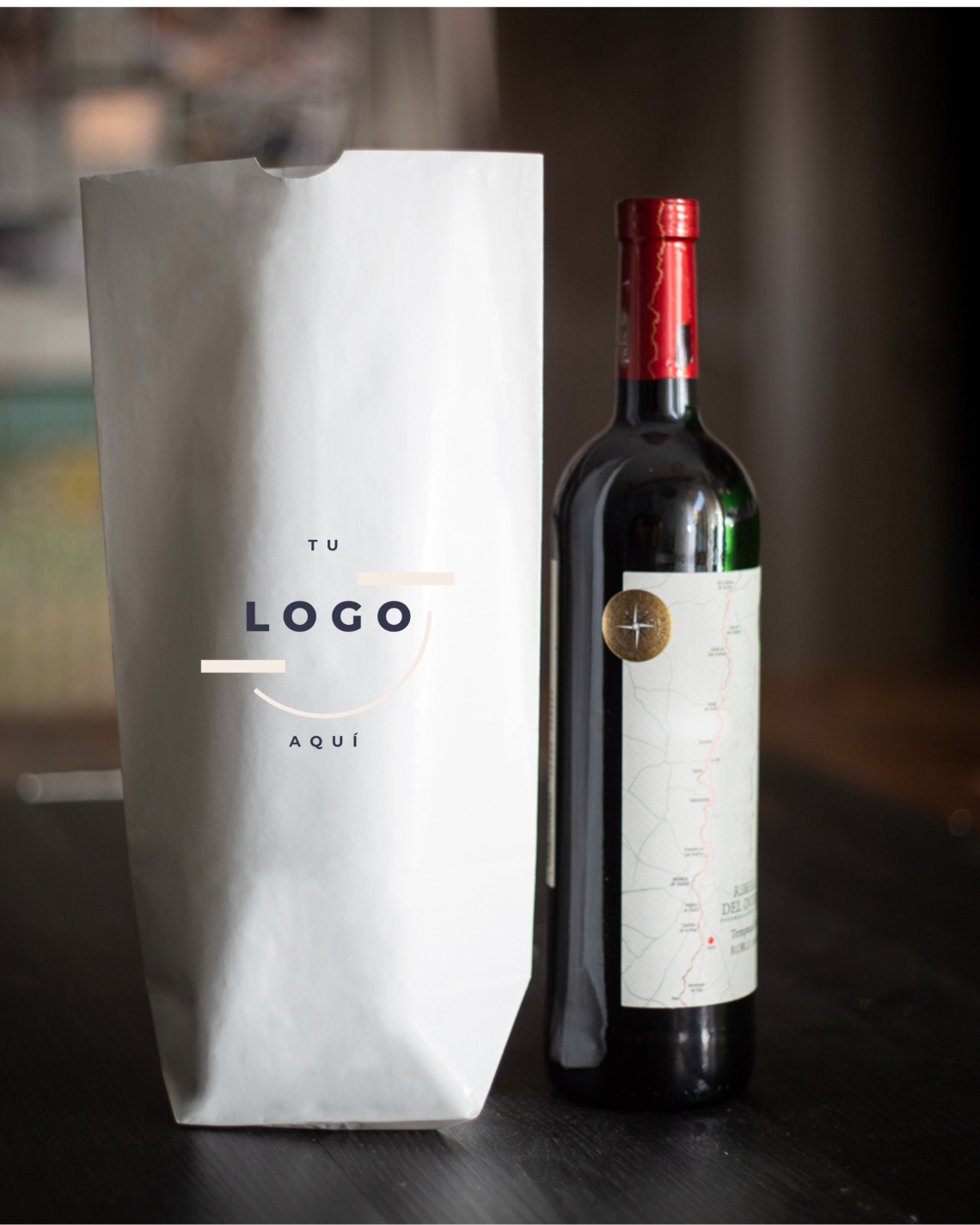 Bolsas de papel sin asas junto a una botella