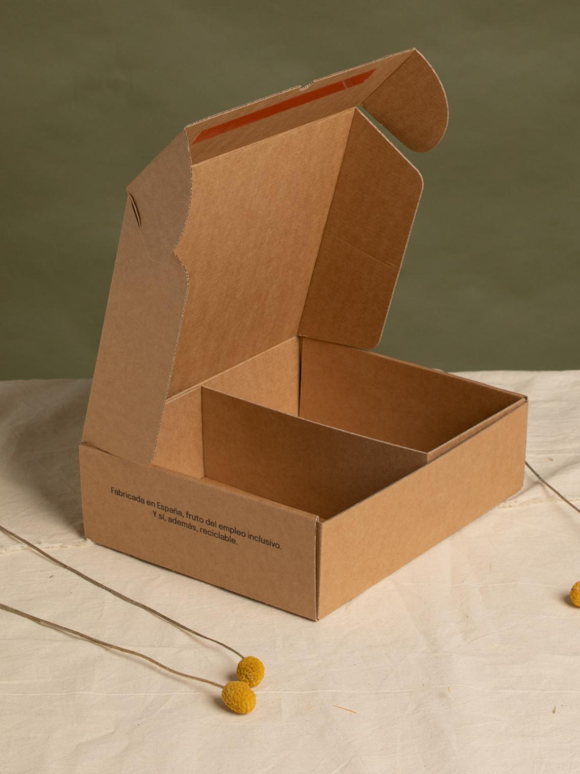 Cajas de cartón reciclado con separador para ecommerce 28x22x8 | Fabricadas por personas con discapacidad intelectual