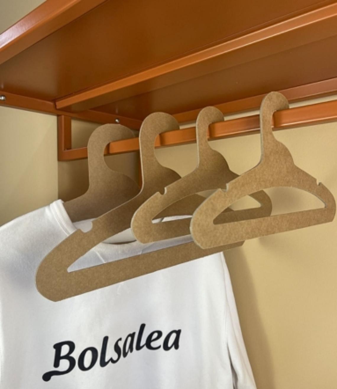 Percha kraft grande, ideal para prendas de mayor volumen