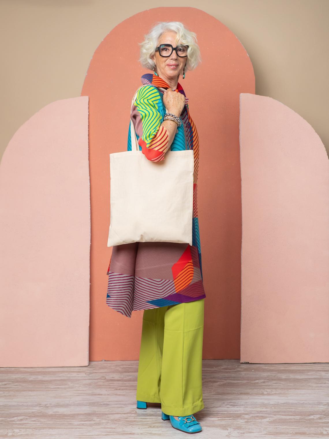 Bolsa de algodón con una mujer posando