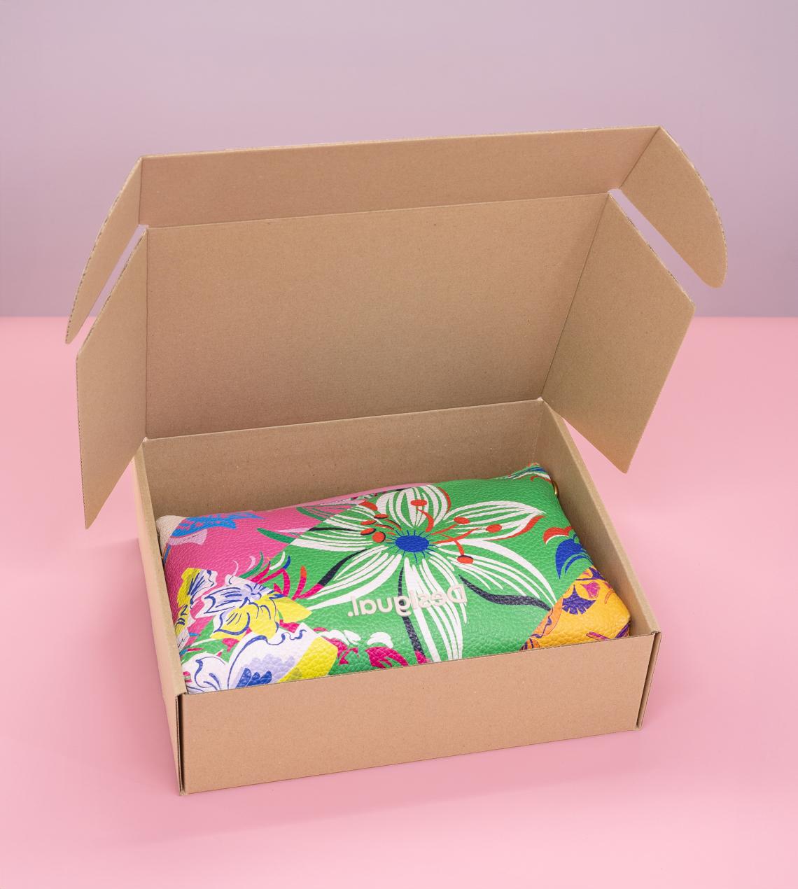 Cajas de cartón con un bolso al lado