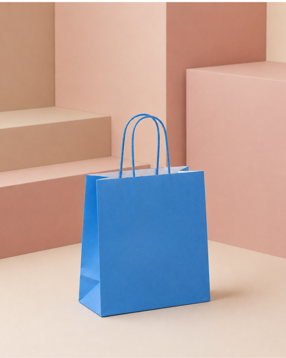 bolsa de papel de color azul  encima de una mesa