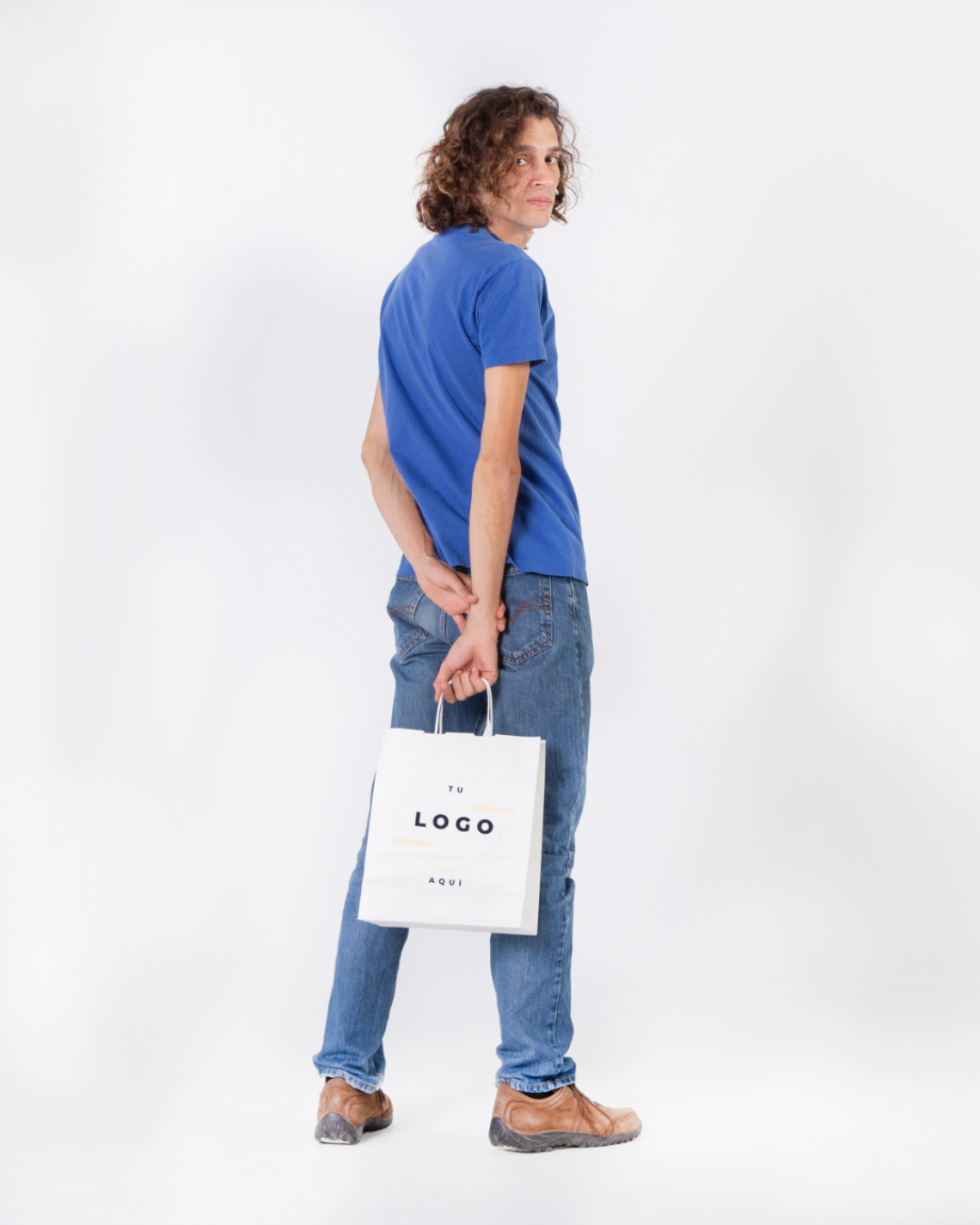 Bolsas medianas de papel blanco sujetas por un hombre