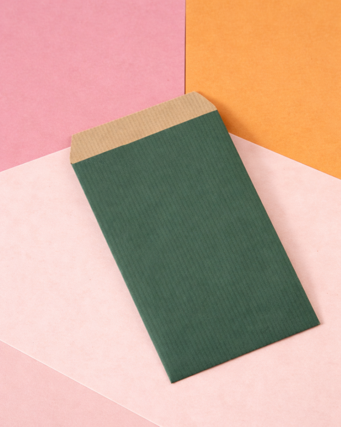 sobre verde con lapices alrededor