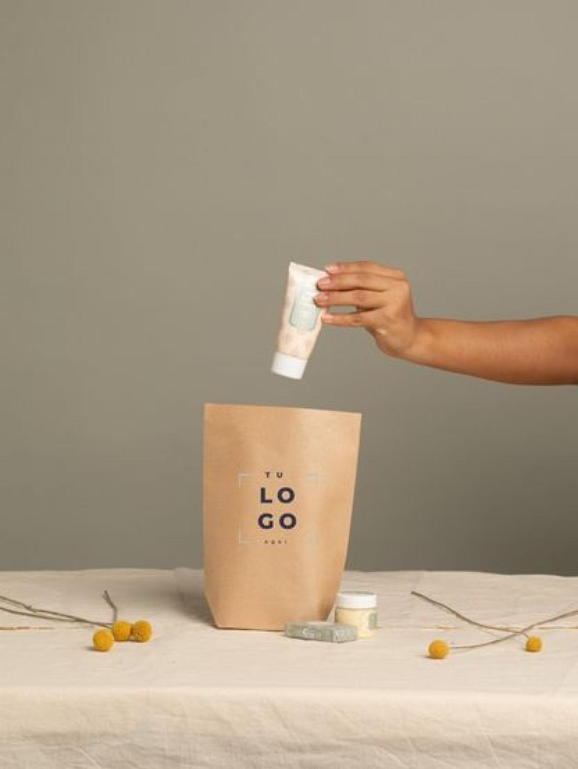 Bolsa de papel kraft hexagonal pequeña sin asas, personalizable con logotipo, fabricada en talleres inclusivos en España