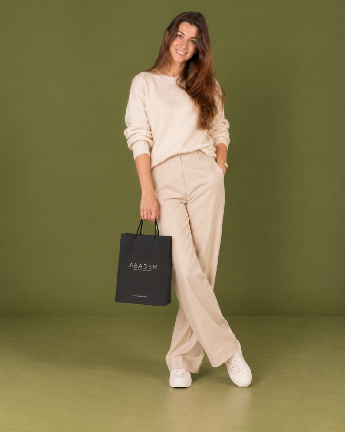 Bolsa de color negro sostenida por una mujer