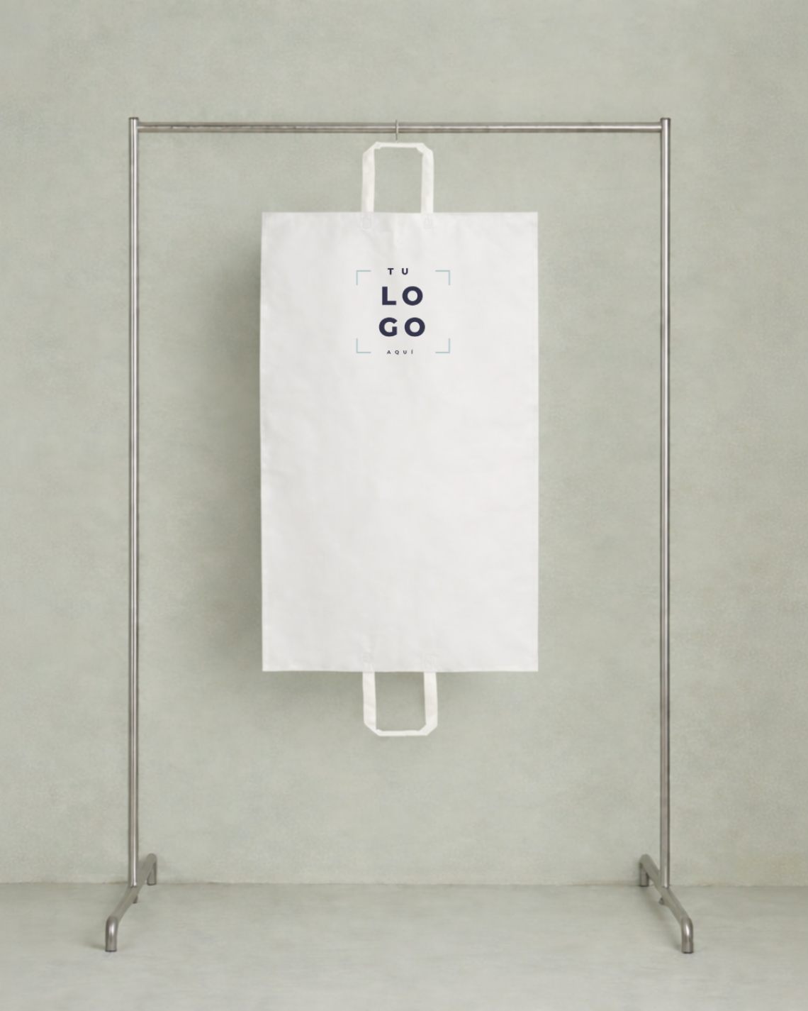 Guardatrajes de tela en un perchero