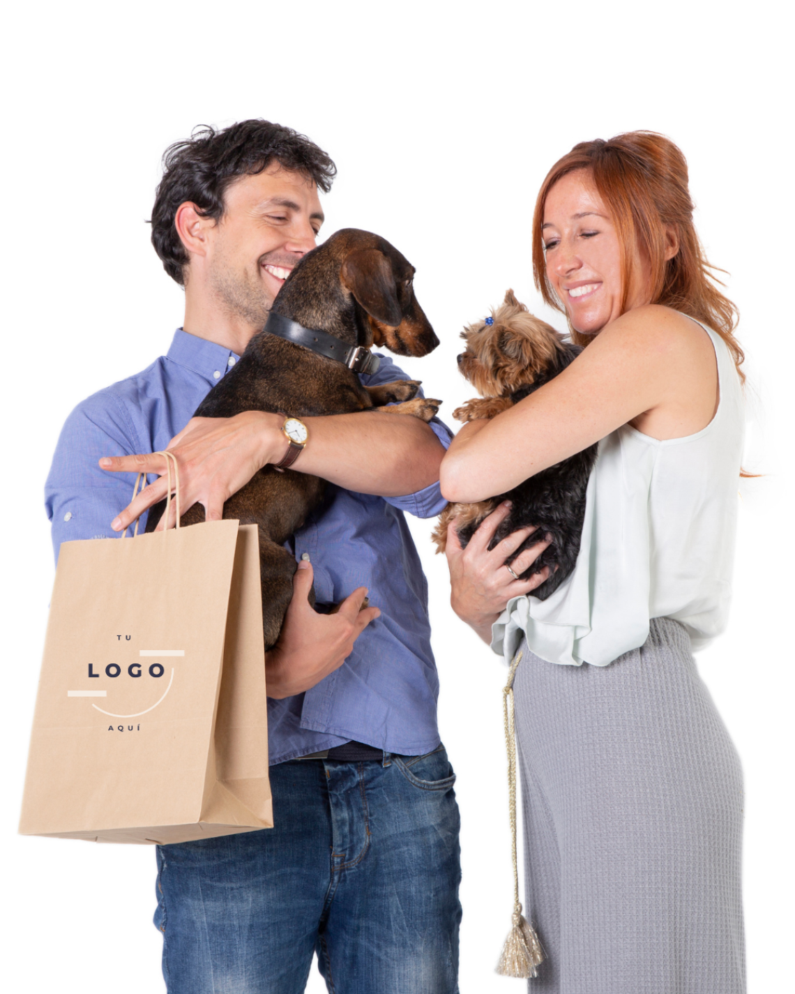 Bolsas de papel medianas kraft junto a 2 personas y 1 perro