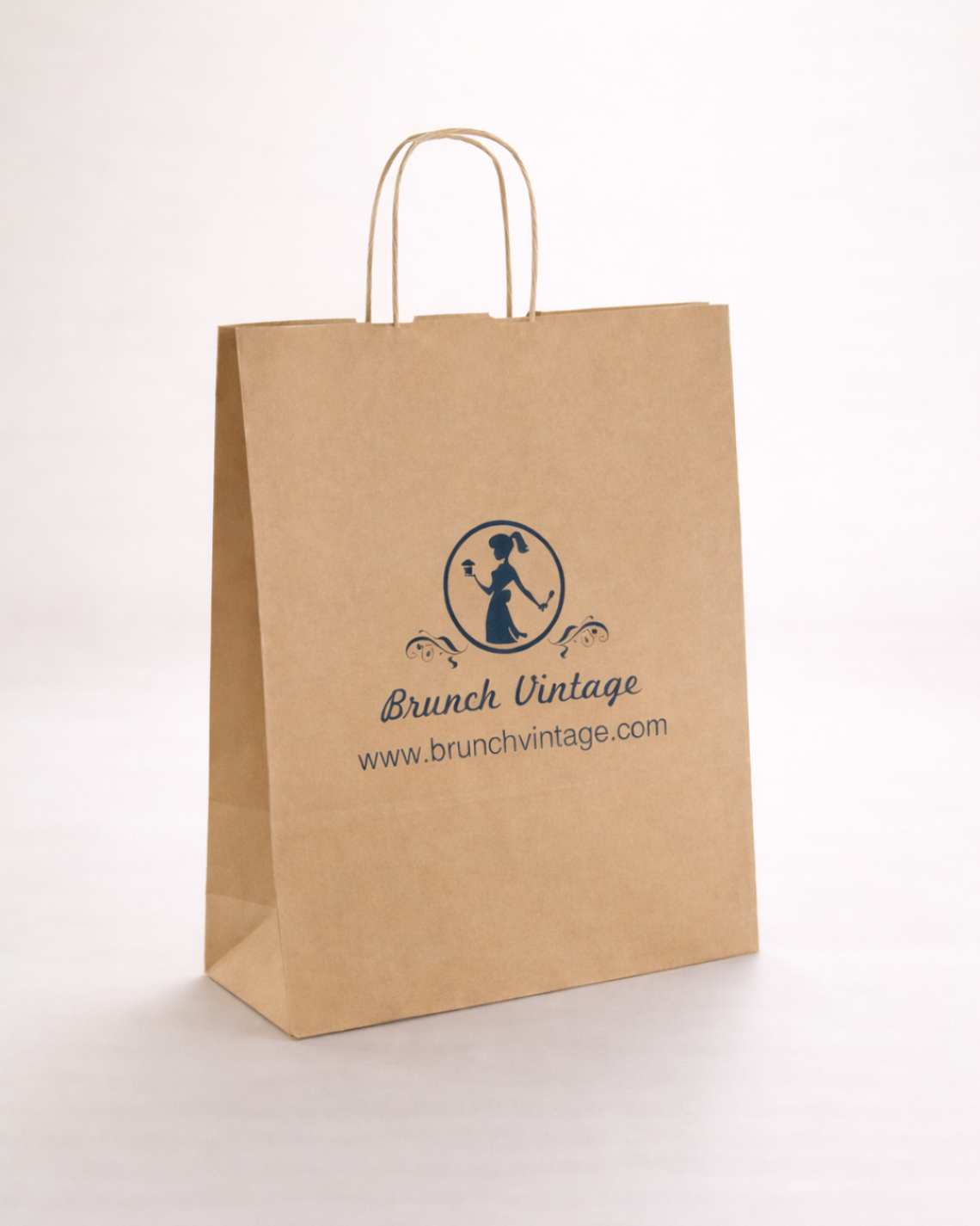 Bolsa de papel kraft personalizada con logo Brunch Vintage, ideal para packaging de tiendas y branding, en fondo neutro elegante