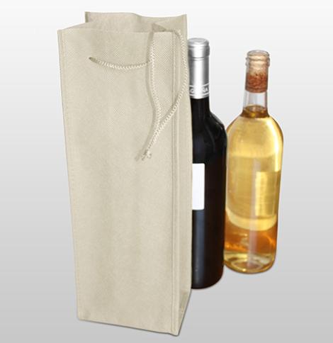 Bolsas de tela hechas a medida para botella de color hueso Bolsas de tela a medida junto a una botella