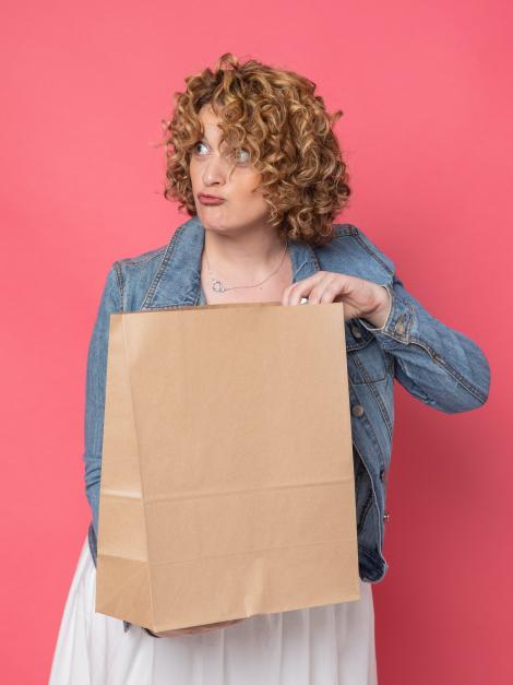 Bolsas de papel sin asas kraft por mayor Una mujer sujetando las bolsas de papel sin asas