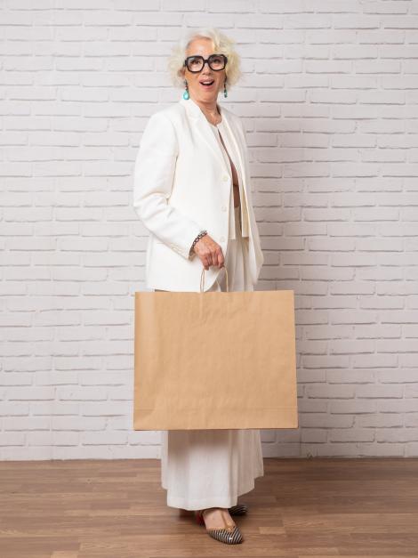 Bolsas de papel kraft grandes junto a una mujer