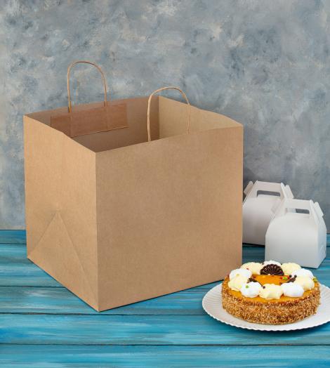Bolsas de papel hechas a mano junto a una tarta