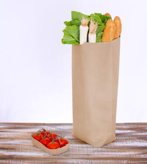 Bolsas de papel sin asas grandes con verduras dentro