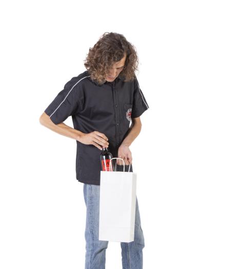 Bolsas de papel para dos botellas Un hombre sujetando las bolsas de papel para botellas