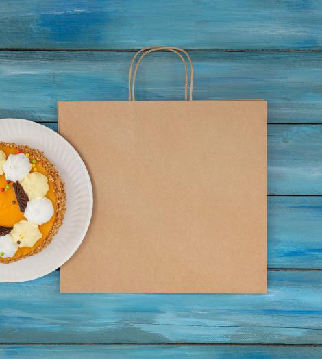 Bolsas de papel hechas a mano junto a una tarta
