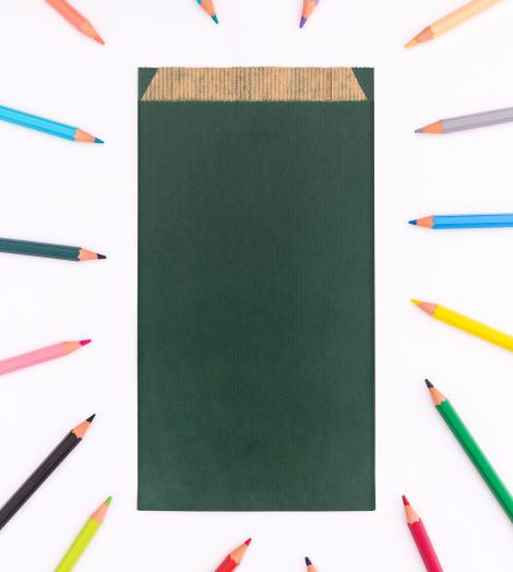 Sobres de papel kraft con fuelle lateral de color verde con lápices de colores alrededor