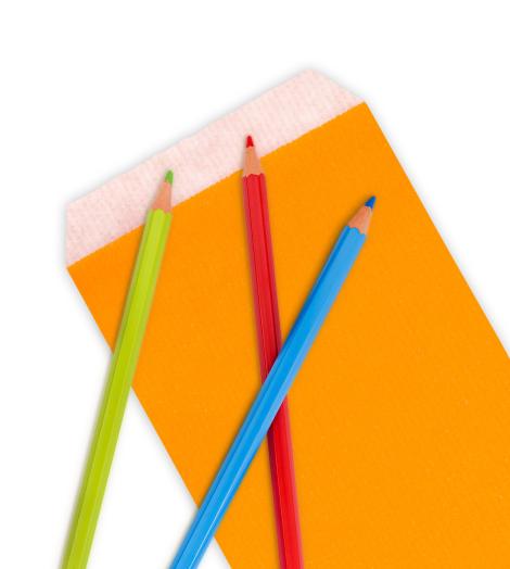 Sobres de papel pequeños con lápices de colores alrededor