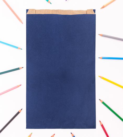 Sobres de papel azules con lápices de colores alrededor