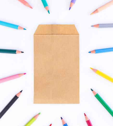 Sobres de papel pequeños kraft Sobres de papel pequeños kraft con lápices alrededor