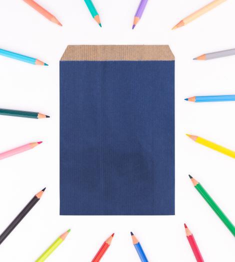 Sobres de papel con cierre solapa Sobres de papel de color azul con lápices de colores alrededor