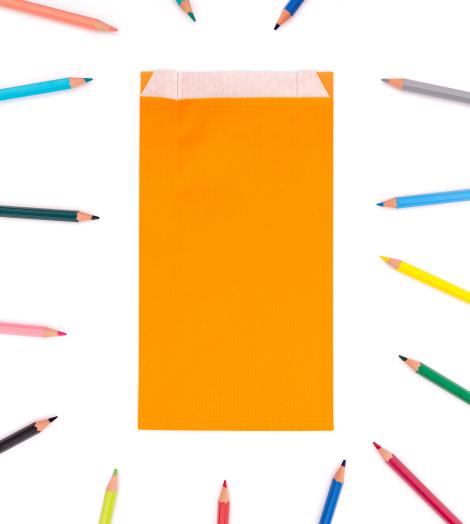 Sobres de papel con fuelle lateral de color naranja