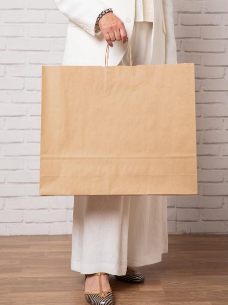 Bolsas de papel kraft grandes junto a una mujer