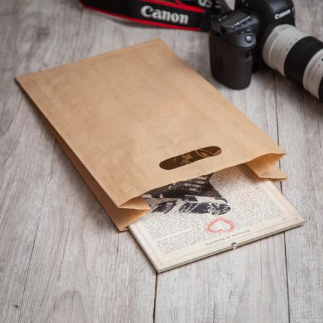Bolsas de papel con asas troqueladas