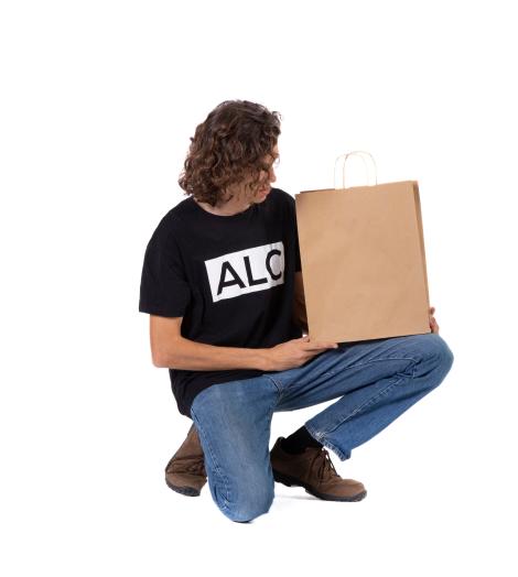 Bolsas de papel kraft reciclables sujetadas por un hombre