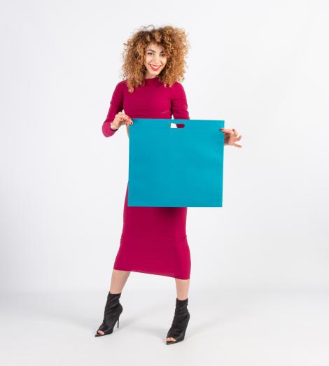 Bolsas con asas troqueladas grandes sujetadas por una mujer