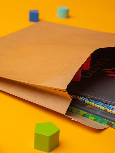 Sobres de papel kraft para ropa Sobres de papel kraft con unos libros