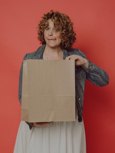 Bolsas de papel sin asas estándares Una mujer sujetando las bolsas de papel sin asas