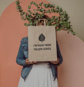 Bolsas de papel con asas planas 32x38x15.  Hechas de hojas de árboles caídas