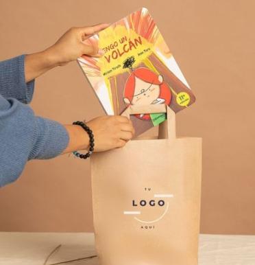 Bolsa de papel con asas 18x28x8 cm | Fabricado con impacto social Bolsa de papel con asas 18x28x8 cm | Fabricado con impacto social