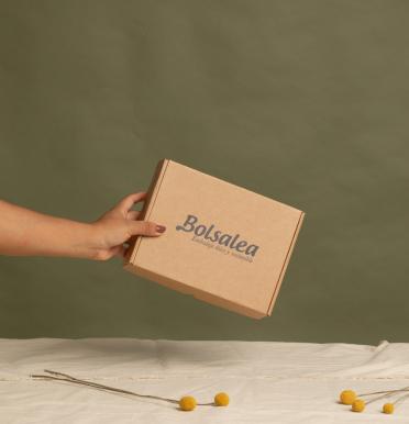 Caja ecommerce de cartón reciclado 22x16x5 cm | Fabricadas con Impacto Social Caja ecommerce de cartón reciclado 22x16x5 cm | Fabricadas con Impacto Social