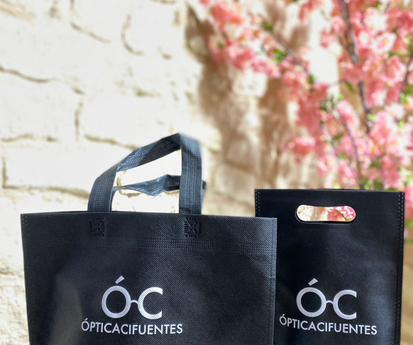 Bolsas de tela negras con asas cortas y asas troqueladas impresas con logo